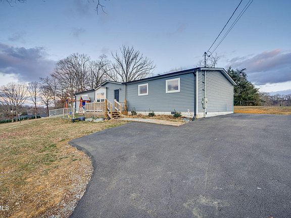 3rd image of 593 Summerville Rd