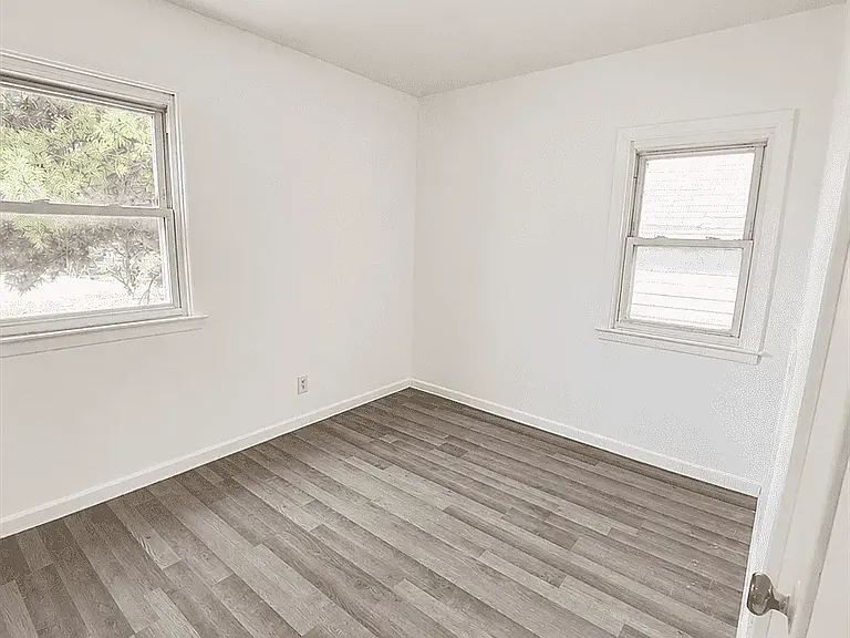 2302 Bender Ave — Photo 3
