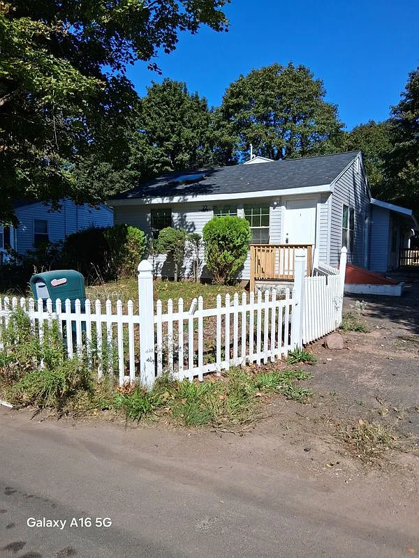 3 bed, 1.0 bath, 2200 sqft, $2,500 — Photo 1