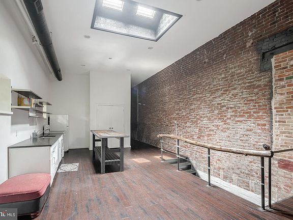 5th image of 1025 W Dauphin St