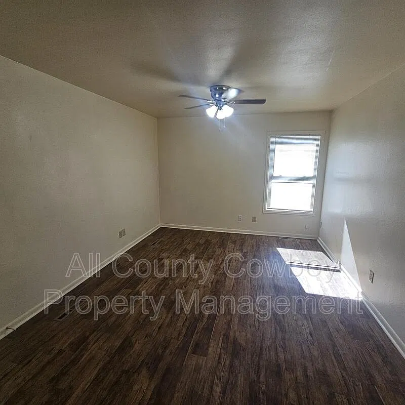 2 bed, 1.0 bath, $1,100 — Photo 3
