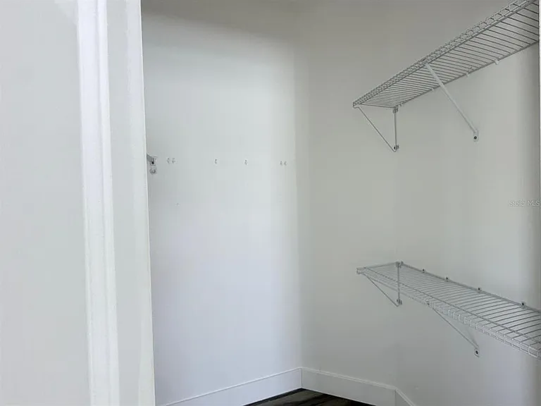906 Berwick Dr — Photo 32