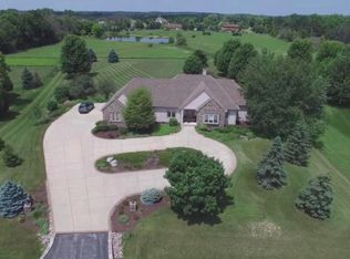 9210 Sunny Ridge Ln, Cedarburg, WI 53012