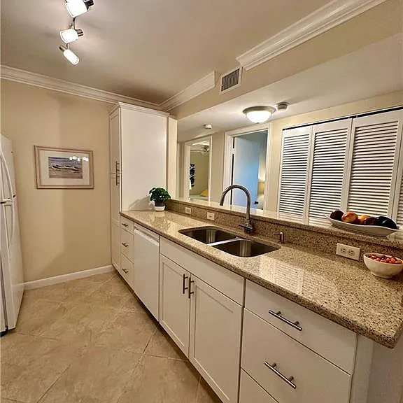 555 Park Shore Dr #B-205 — Photo 11