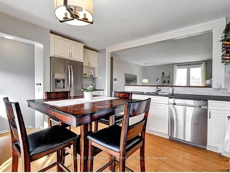 29 Uxbridge Cres — Photo 9