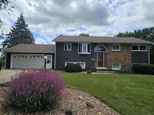 706 7th St SE, Oelwein, IA 50662