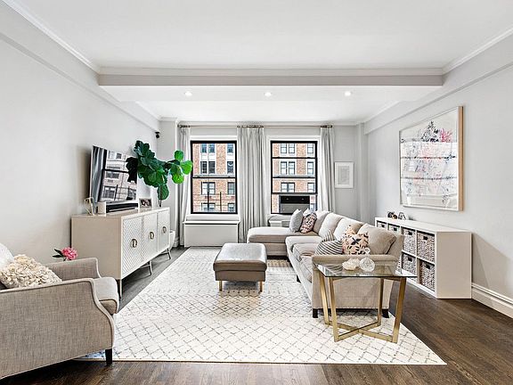 2nd image of 34 W 72nd St #123