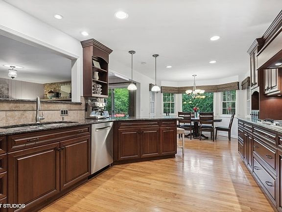 3rd image of 30 Kent Ct