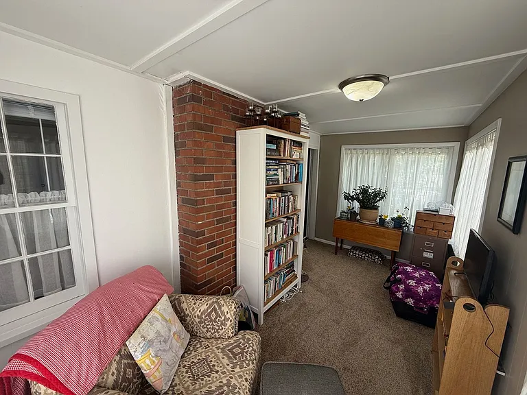 31 Winona Street W — Photo 4