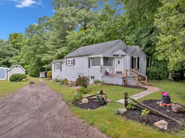 4155 Mill Lake Rd, Lake Orion, MI 48360