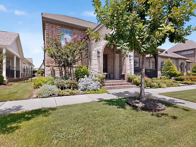 8261 Kentland Dr — Photo 3