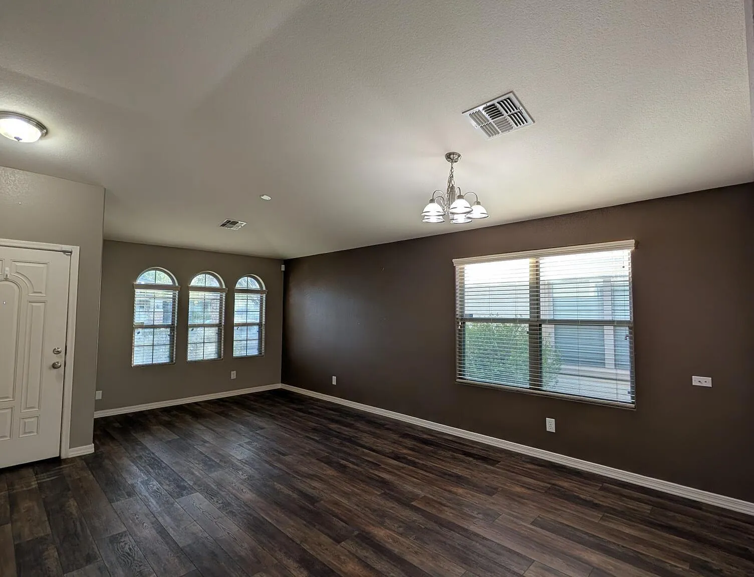 4 bed, 2.0 bath, 1784 sqft, $2,299 — Photo 4