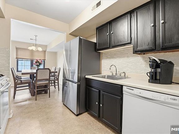 5th image of 297 Alpine Way