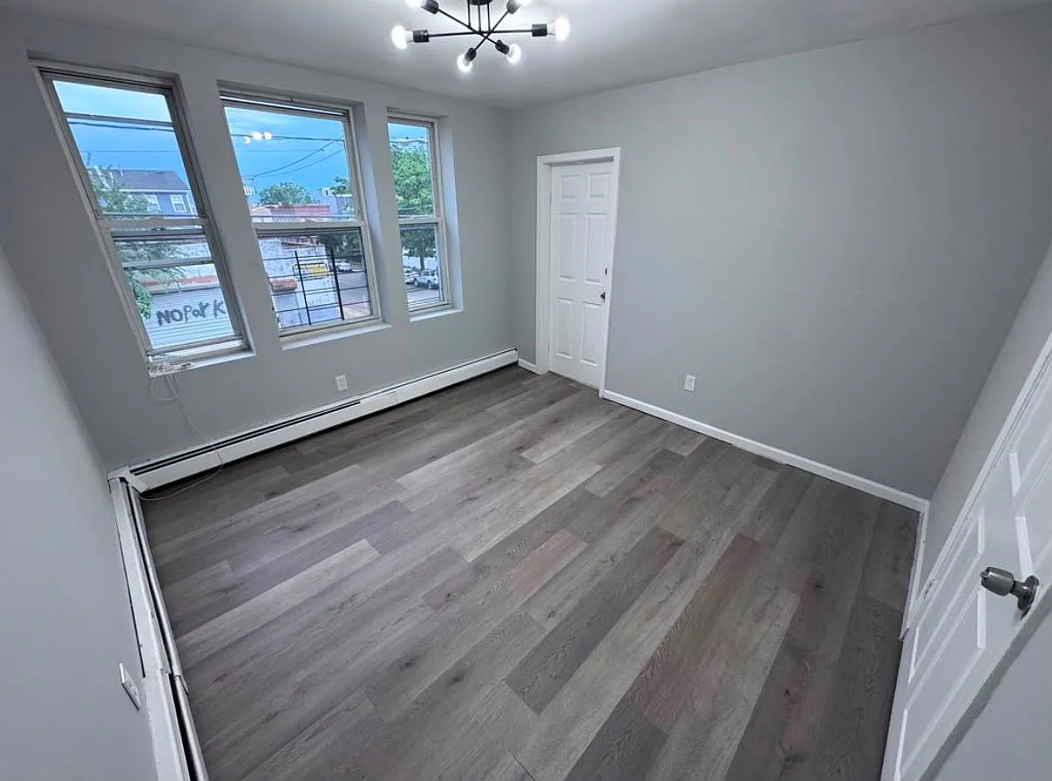 3 bed, 775 sqft, $2,400 — Photo 1