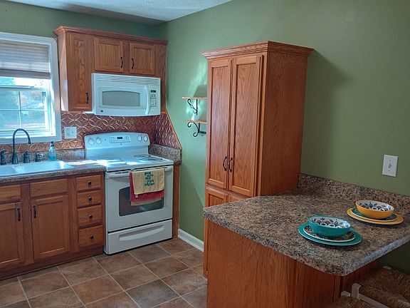 Kitchen with breakfast bar