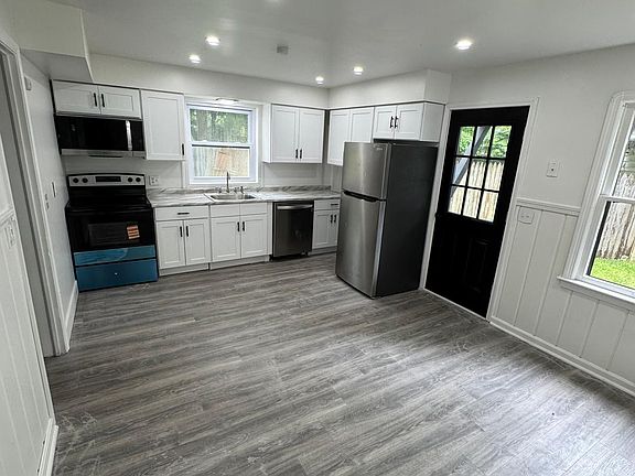3rd image of 7845 Emery Cir #1