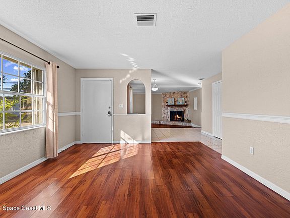 3rd image of 998 Kings Post Rd