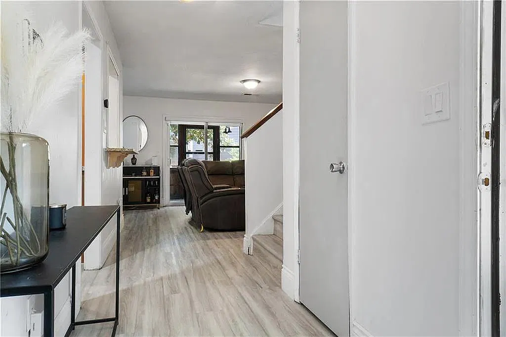 3 bed, 1369 sqft, $2,000 — Photo 4