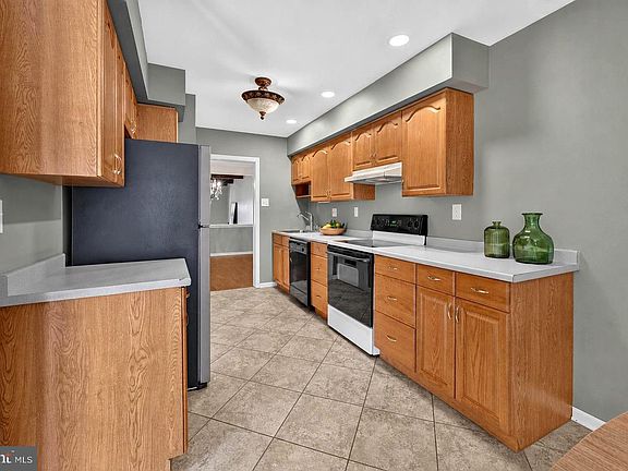 5th image of 24 Dorset Dr