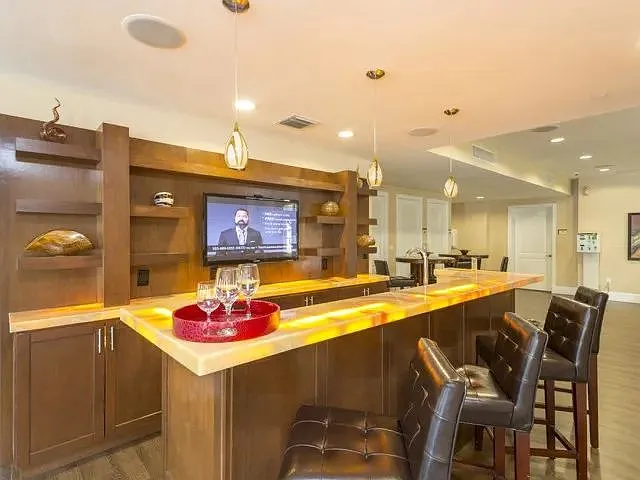 1 bed, 1.0 bath, 829 sqft, $2,230 — Photo 3
