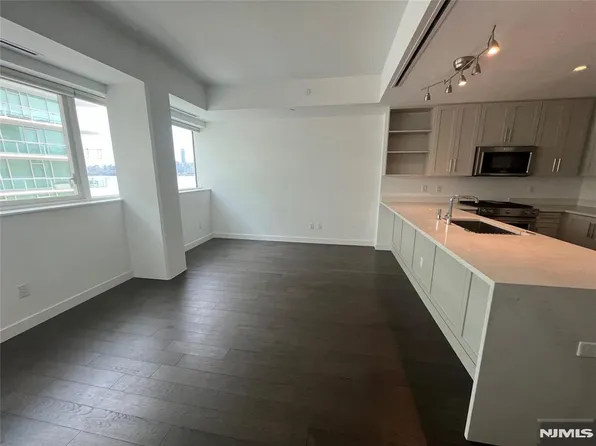 800 Avenue image 1 of 7