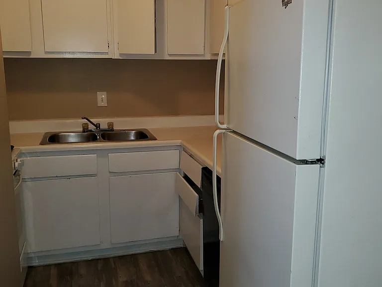 1670 Monroe Ave — Photo 4