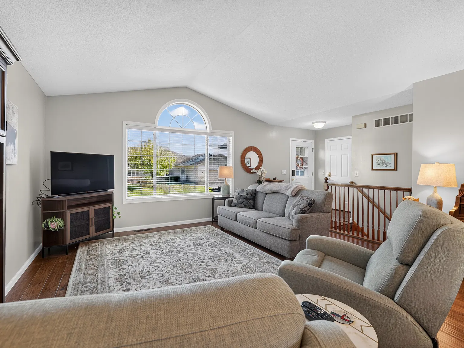 3 bed, 2487 sqft, $2,495 — Photo 2