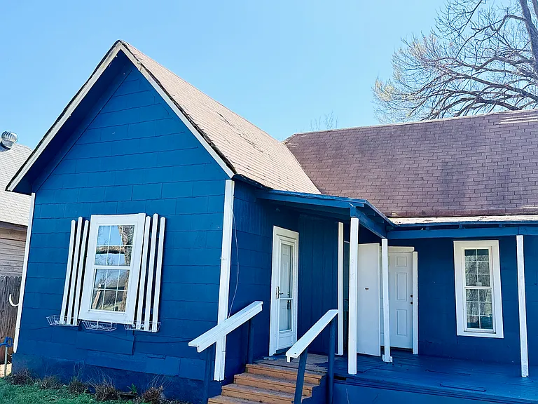 915 W Logan Ave #A & B — Photo 1