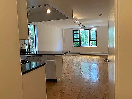 3rd image of 190 E 7th St APT 403