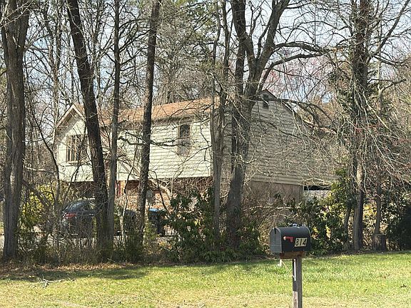 2nd image of 800 Judith Ln