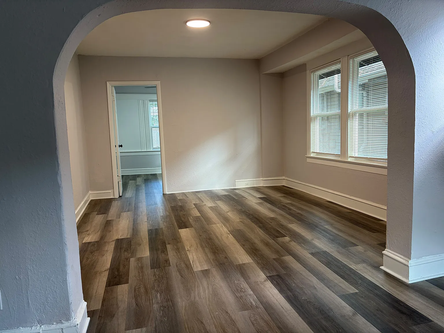 5 bed, 1.5 bath, 1924 sqft, $2,000 — Photo 4