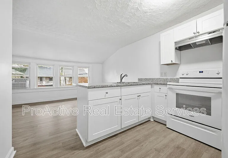 244 W 32nd St #2 — Photo 4
