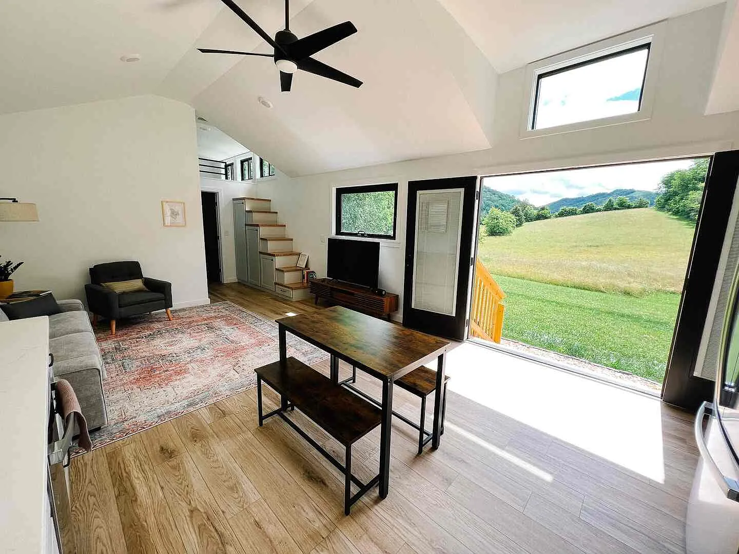 2 bed, 750 sqft, $2,300 — Photo 3