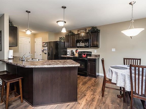 Well laid out kitchen w/ ample counter space.