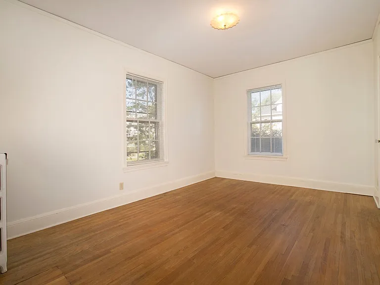 2434 Dupont Ave S — Photo 11