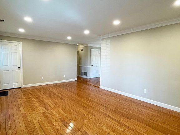5th image of 423 Scott Ave