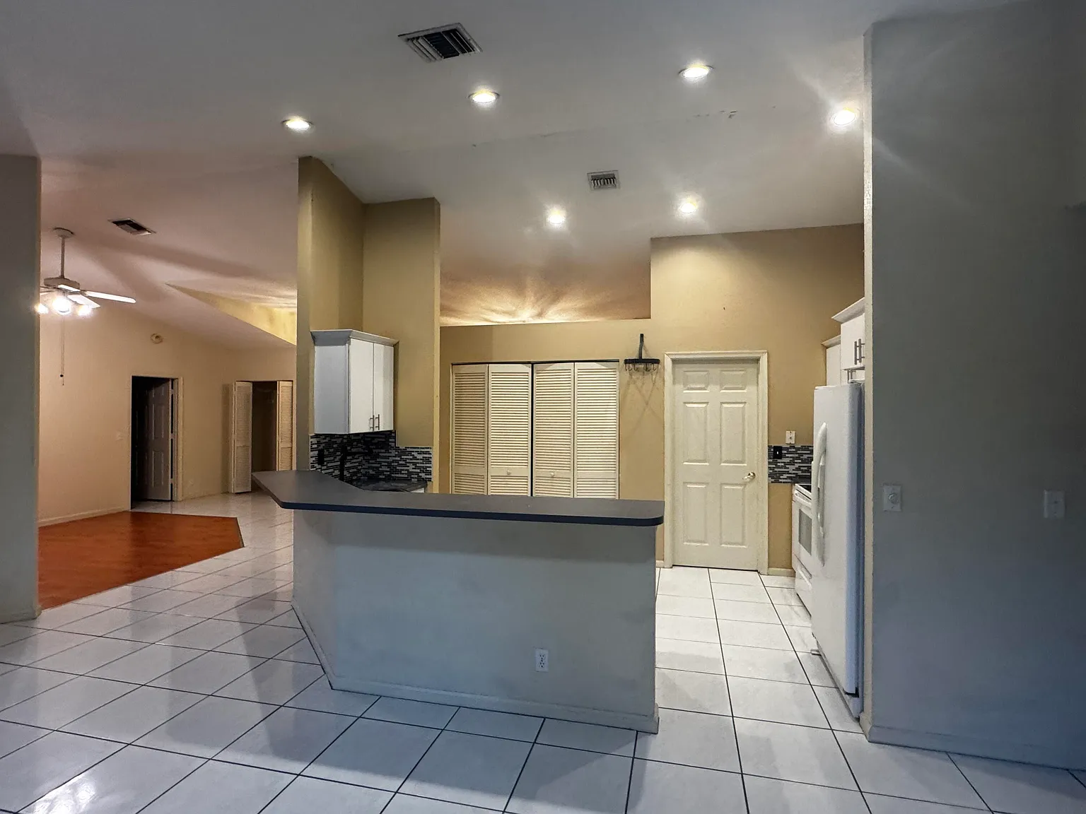 3 bed, 2.0 bath, 2019 sqft, $3,500 — Photo 2
