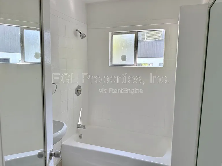 358 N San Vicente Blvd — Photo 15