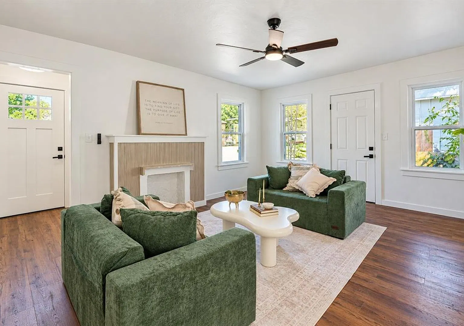 Charming 2 Bedroom Home with Modern Updates and Beautiful Park Views — Photo 4