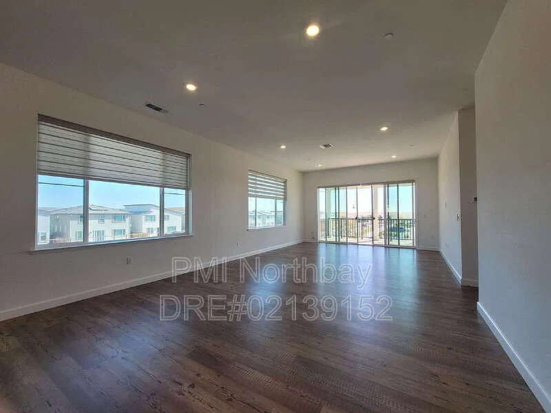 3 bed, 2.0 bath, 2206 sqft, $3,495 — Photo 2