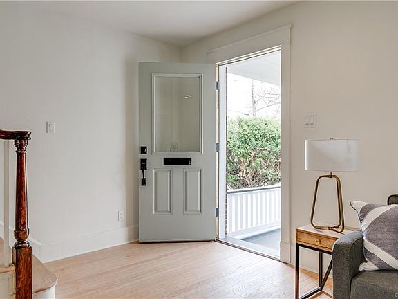 5th image of 3010 Maplewood Ave