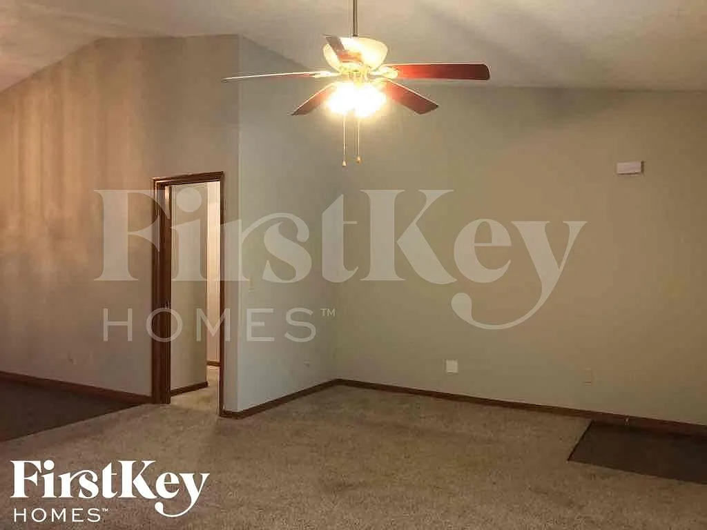 3 bed, 2.0 bath, 1822 sqft, $2,340 — Photo 3