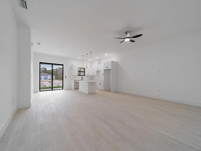 541 Ladd St — Photo 12