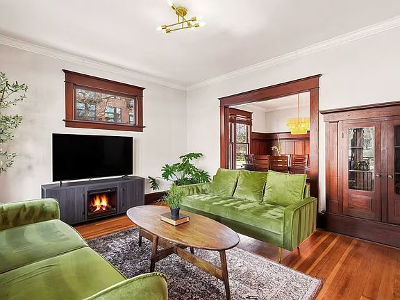 4th image of 215 E 11th St