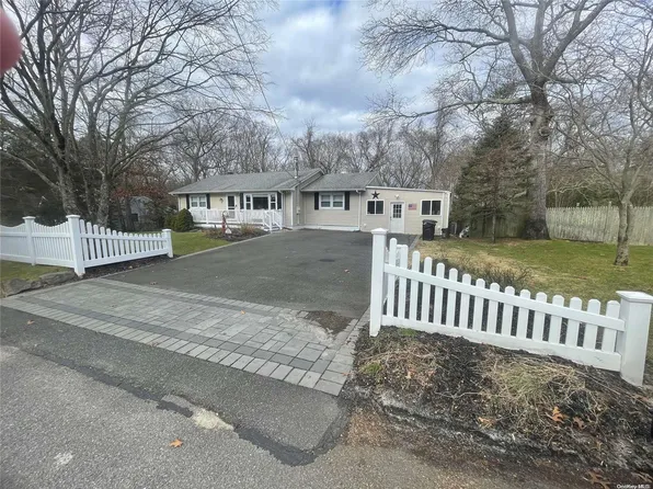 21 Karls Road, Yaphank, NY 11980