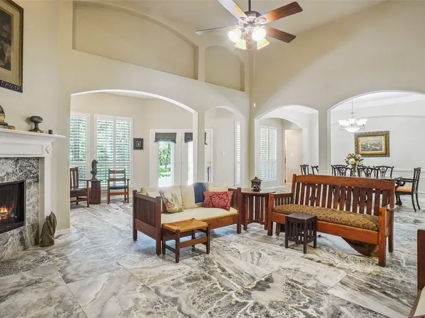 1100 Cogburn Ct, Shady Shores, TX 76208