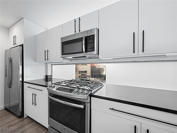 4th image of 250 Tower St