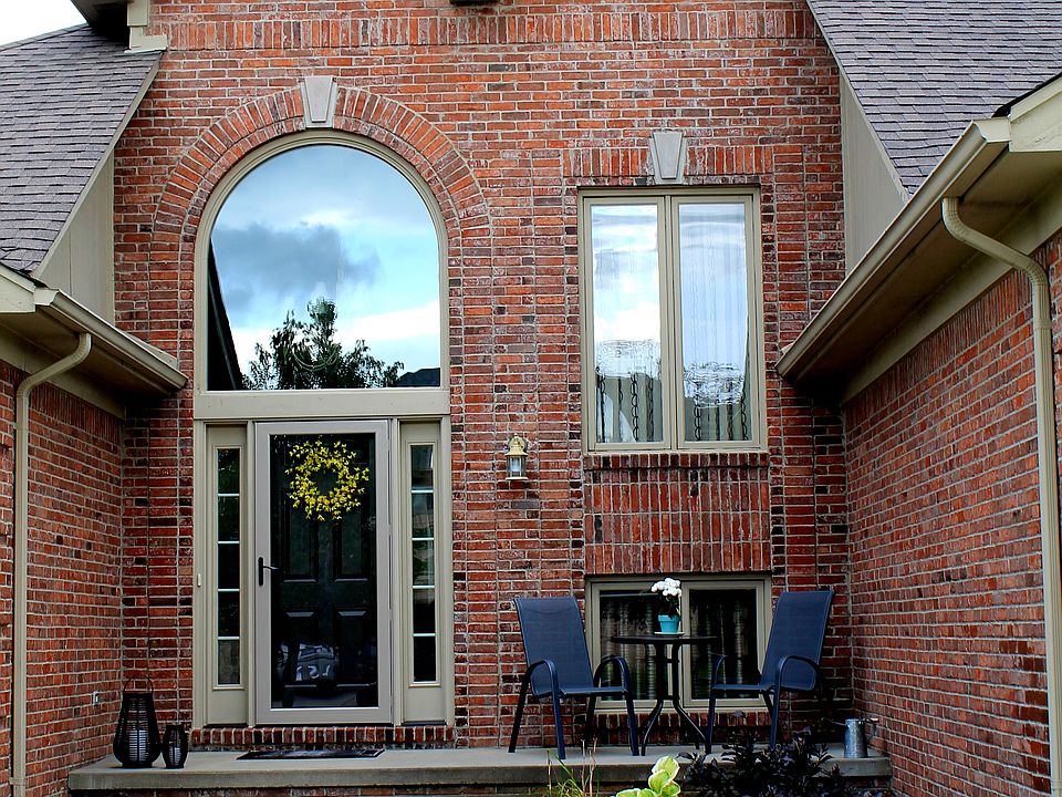 2nd image of 48528 Jefferson Dr