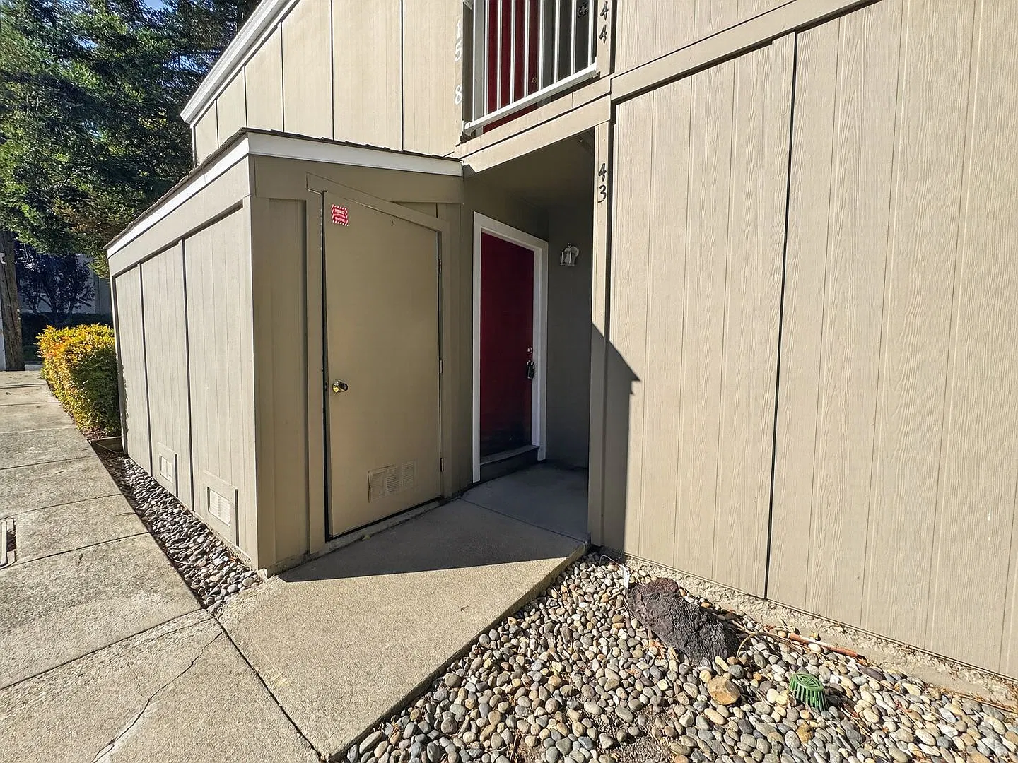 Gorgeous Lower End Unit with Inside Laundry Available Now! — Photo 2