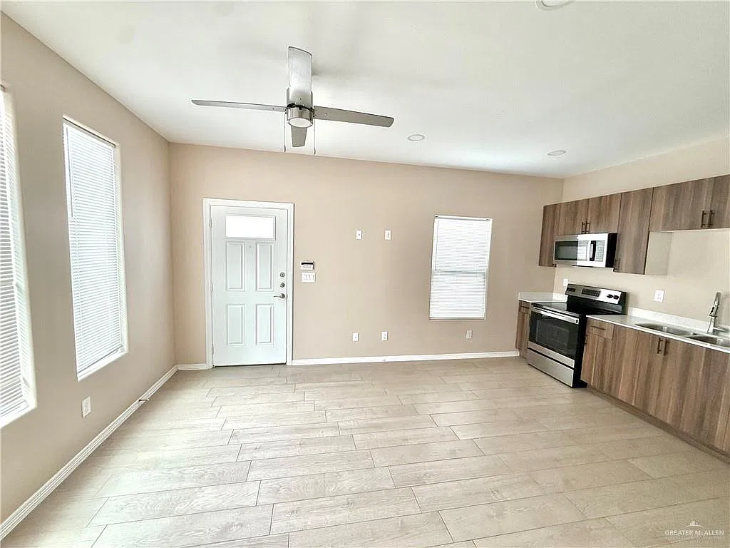 1 bed, 1.0 bath, 700 sqft, $875 — Photo 2